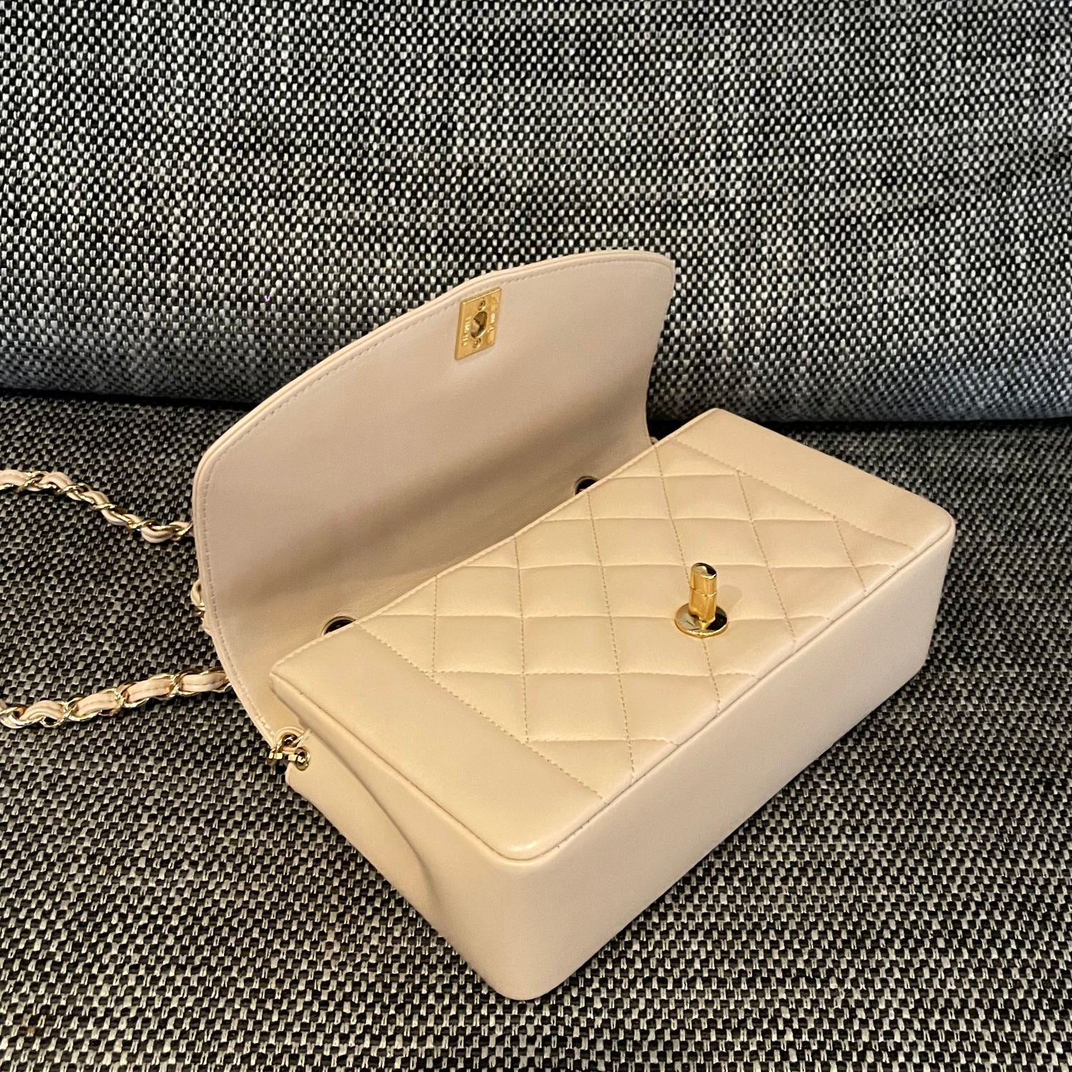 CHANEL 26S FLAP SHOULDER BAG 22 IN BEIGE QUILTED LAMBSKIN GOLD HARDWARE
