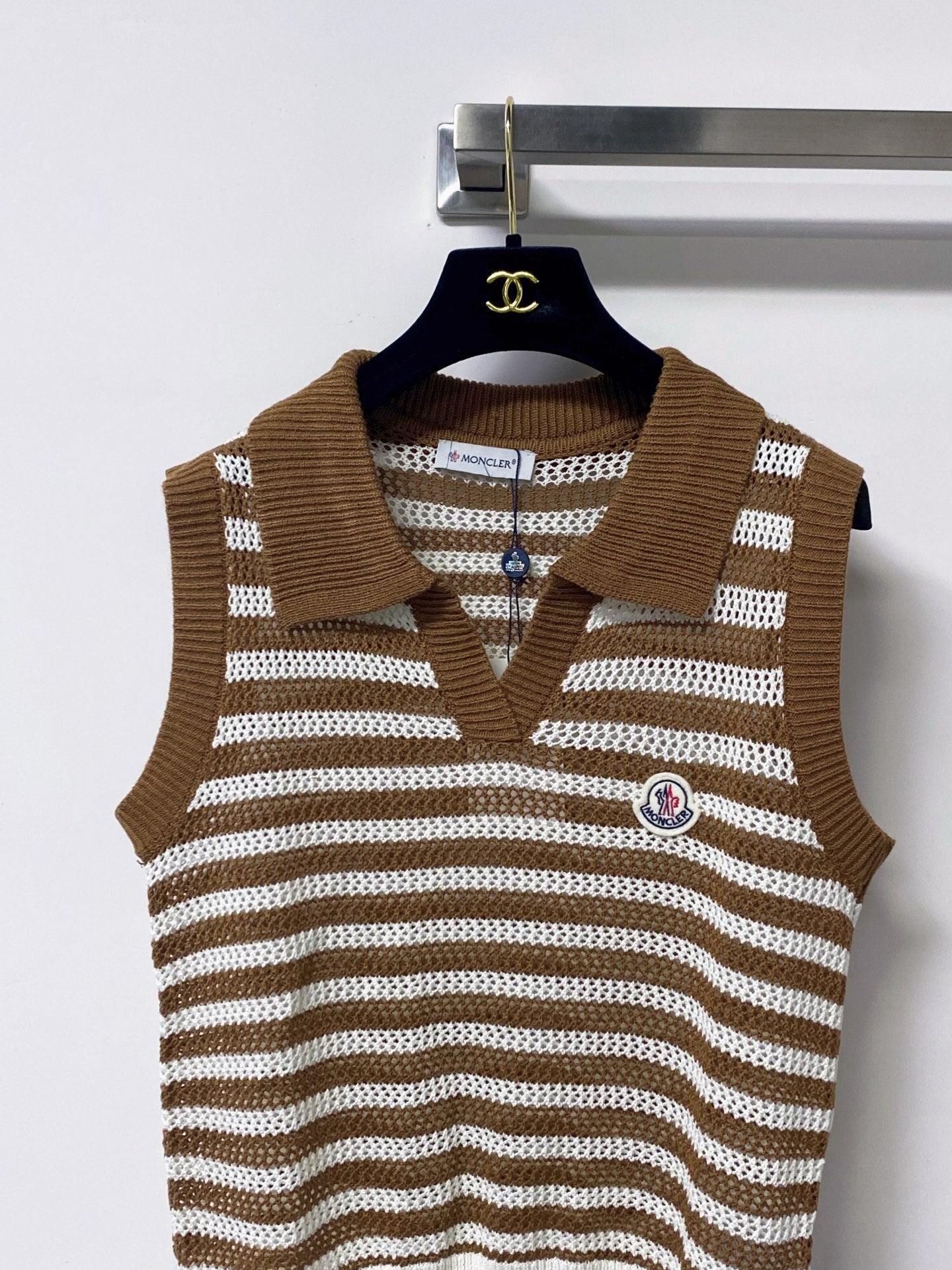 MONCLER 26S SLEEVELESS STRIPED KNIT POLO TOP 674