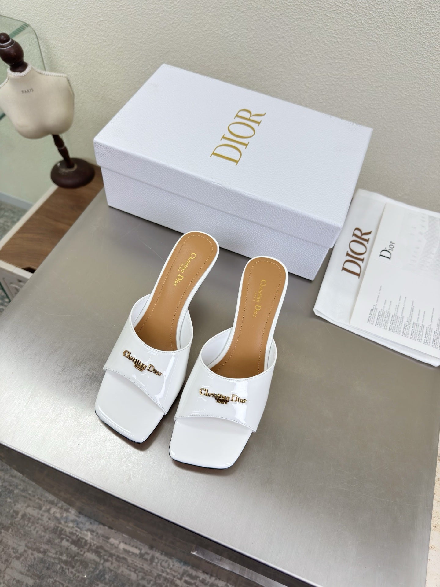 DIOR 26S KITTEN HEEL MULE SANDALS IN WHITE PATENT CALFSKIN WITH LOGO
