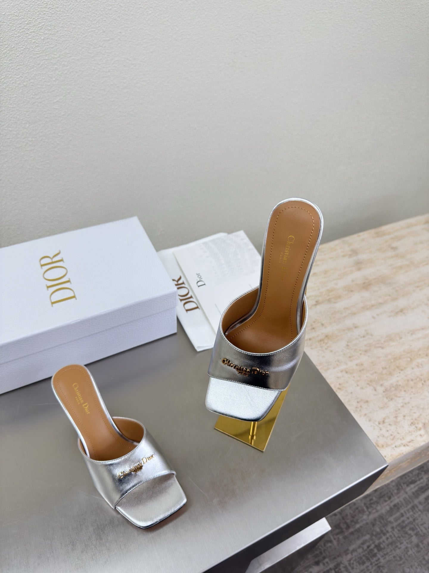 DIOR 26S KITTEN HEEL MULE SANDALS IN SILVER CALFSKIN WITH LOGO