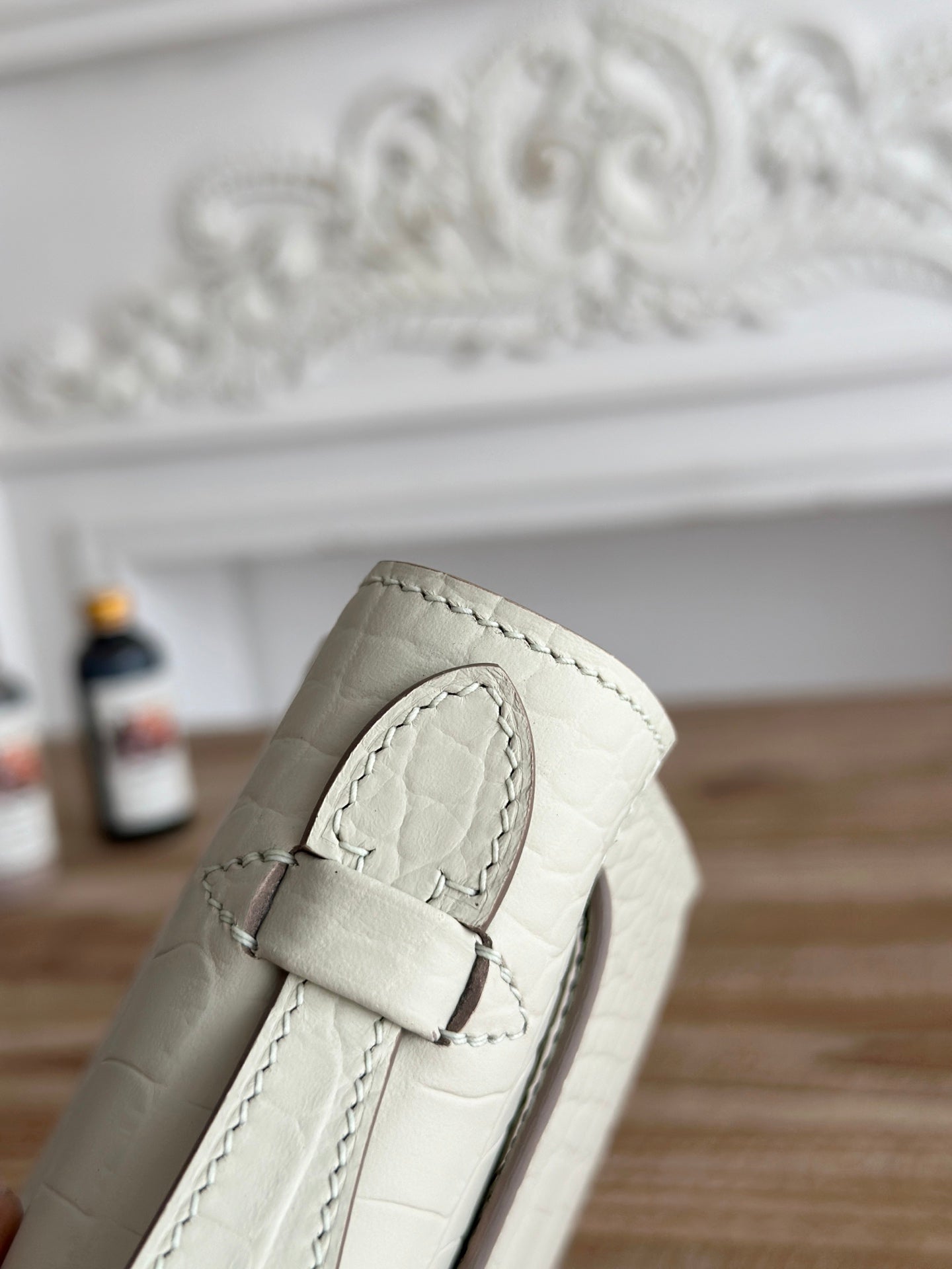 HM 26S KELLY MINI 22MM IN MILKY WHITE CROC EMBOSSED CALFSKIN SILVER KELLY BUCKLE