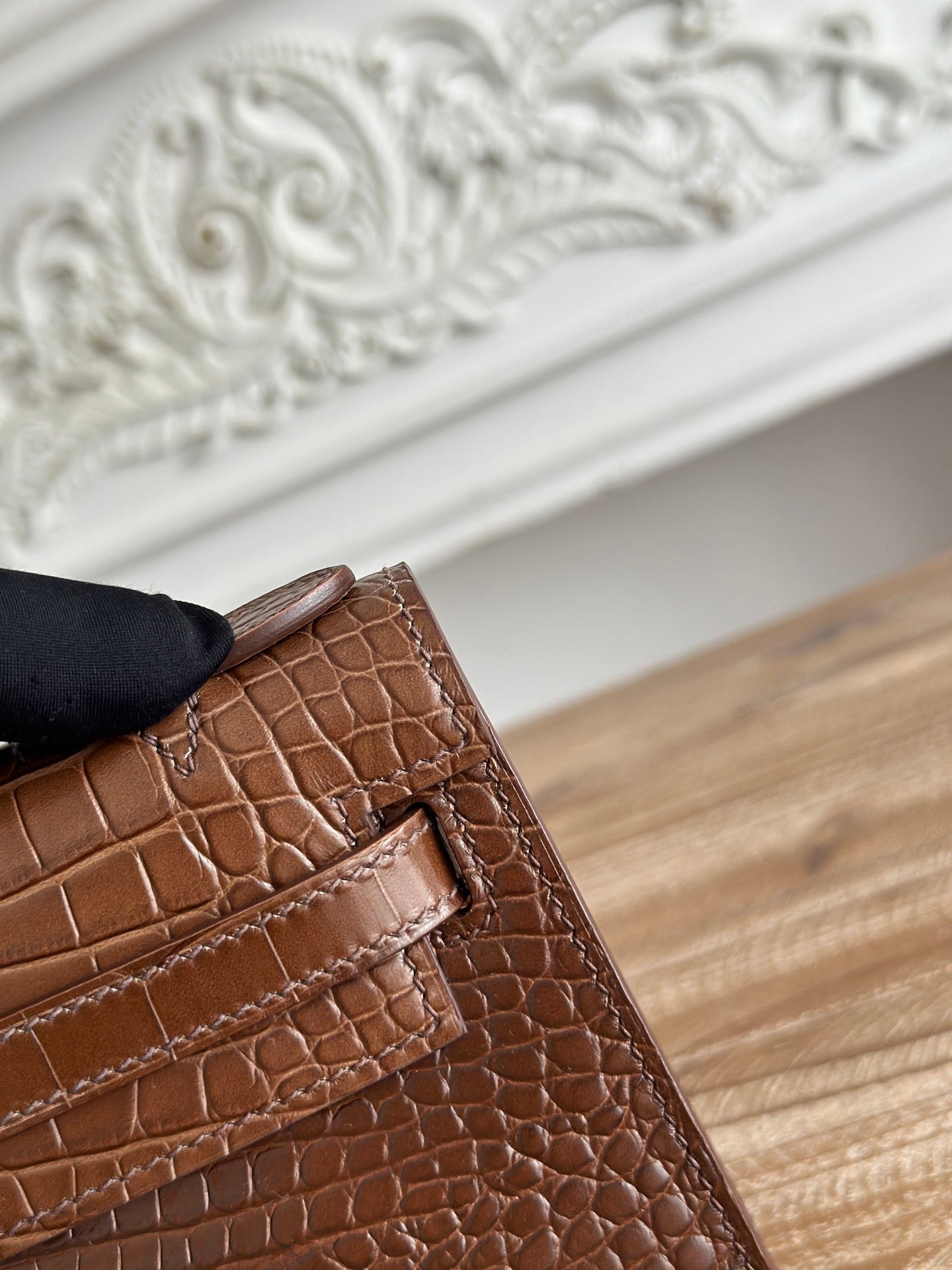 HM 26S KELLY MINI 22MM IN DARK BROWN CROC EMBOSSED CALFSKIN SILVER KELLY BUCKLE