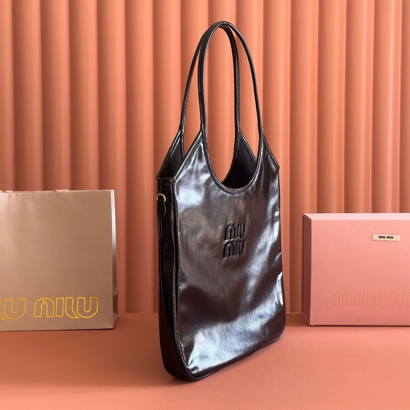 MIUMIU 26S IVY 40 TOTE IN BLACK PATENT CALFSKIN