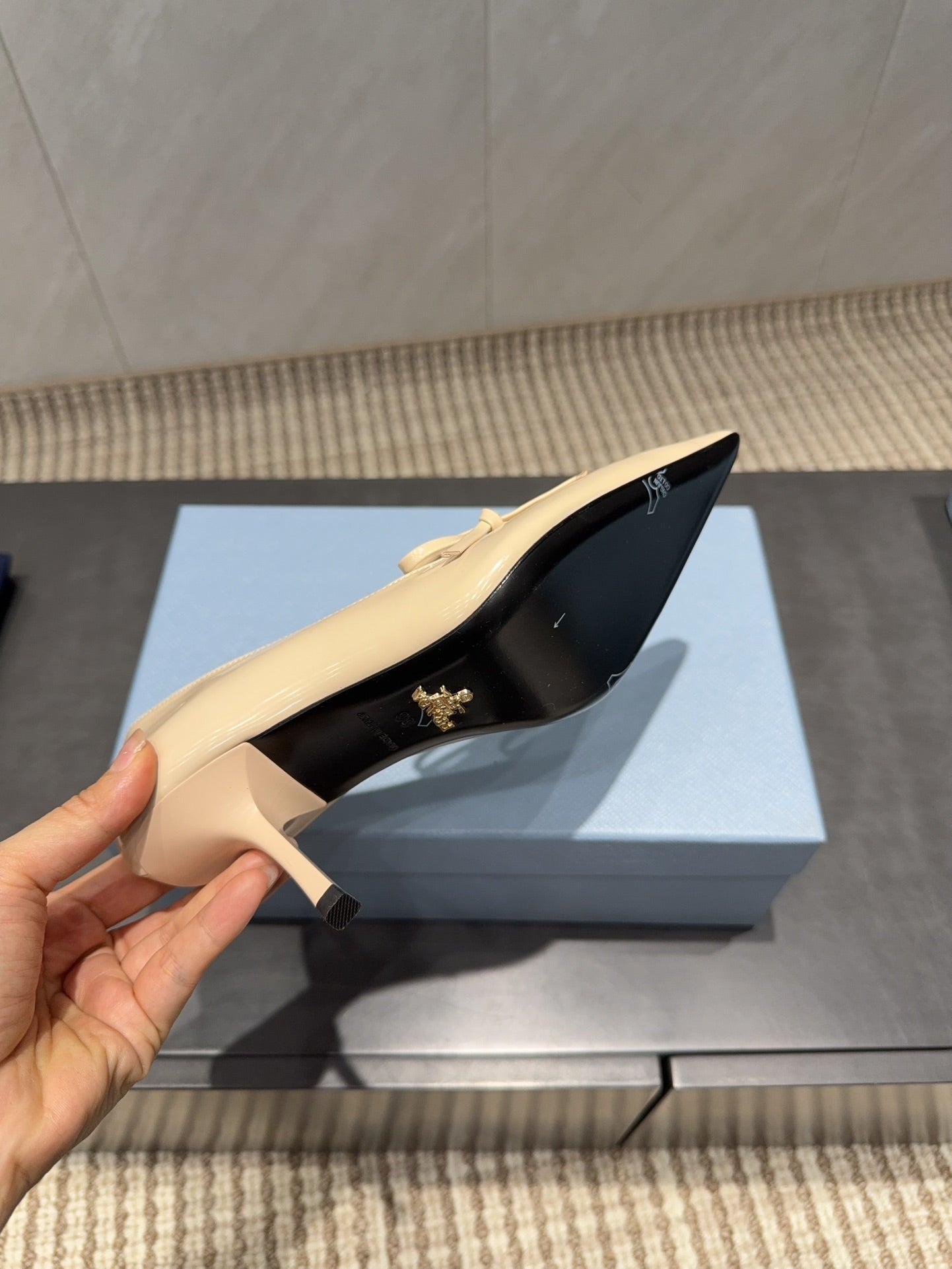 PRADA 26S POINTED TOE HEELS 75MM IN BEIGE CALFSKIN WITH BOW