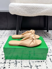 BOTTEGA VENETA 26S TWIST-STRAP SANDALS IN BEIGE LAMBSKIN
