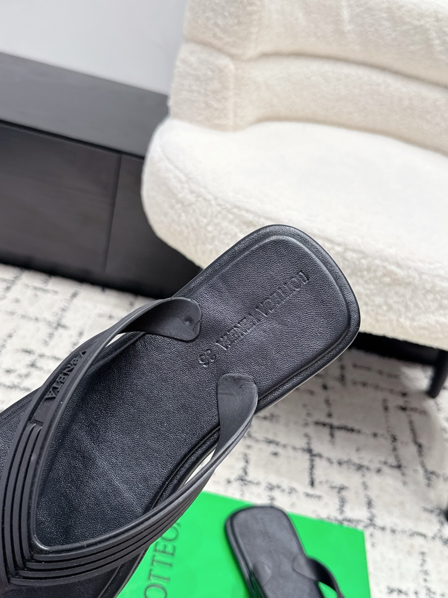 BOTTEGA VENETA 26S THONG SANDALS IN BLACK TPU