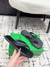 BOTTEGA VENETA 26S THONG SANDALS IN BLACK TPU