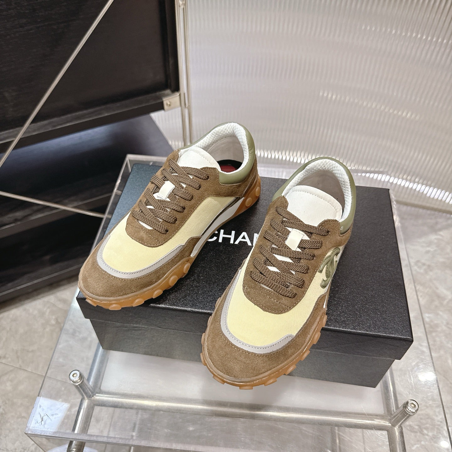 CHANEL 26S LOW TOP SNEAKERS IN BROWN SUEDE AND GREEN FABRIC WITH RUBBER SOLE