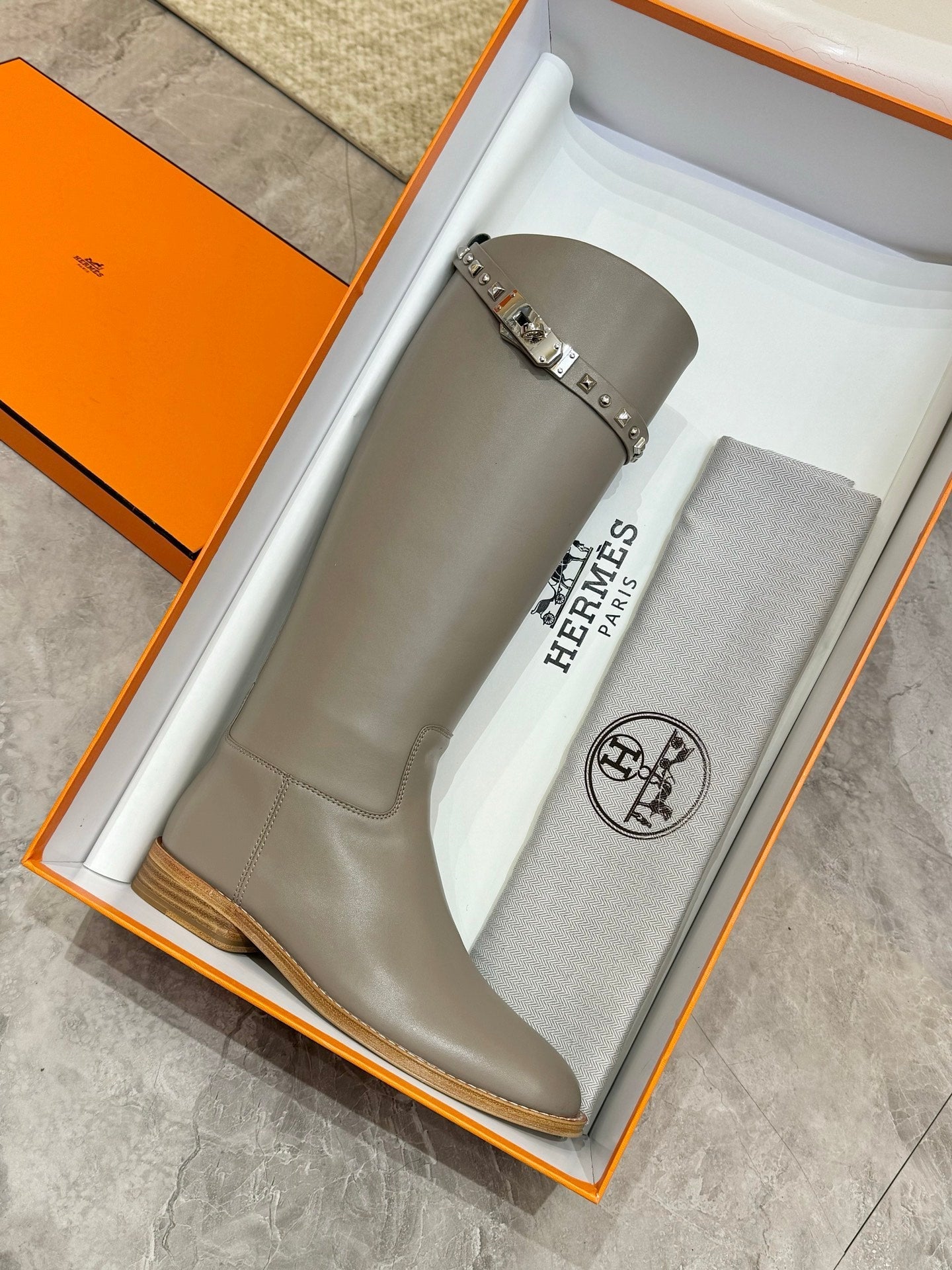 HM 25S KNEE-HIGH FLAT BOOTS IN GREY LAMBSKIN WITH SILVER HARDWARE