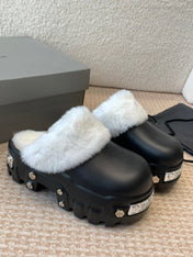 PLATFORM MULES IN BLACK RUBBER MIX RABBIT FUR SILVER HARDWARE