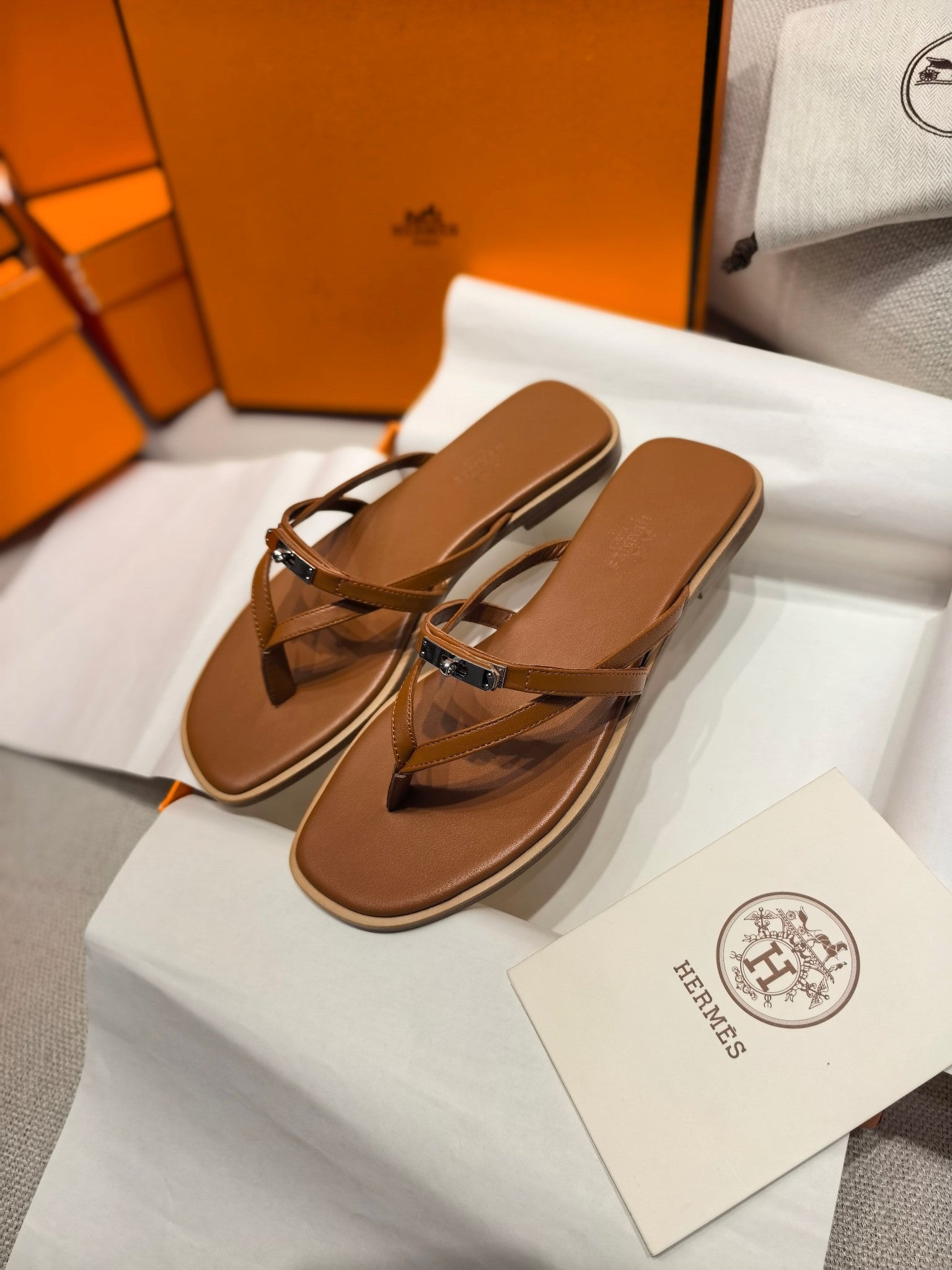 HM 26S KELLY BUCKLE THONG SANDALS IN CARAMEL BROWN CALFSKIN SILVER HARDWARE