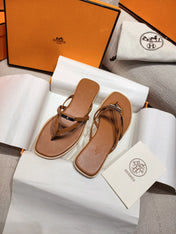 HM 26S KELLY BUCKLE THONG SANDALS IN CARAMEL BROWN CALFSKIN SILVER HARDWARE