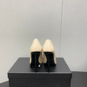 HIGH PUMPS IN CREAM GLOSSY CALFSKIN ATTACHED GOLD CHAIN