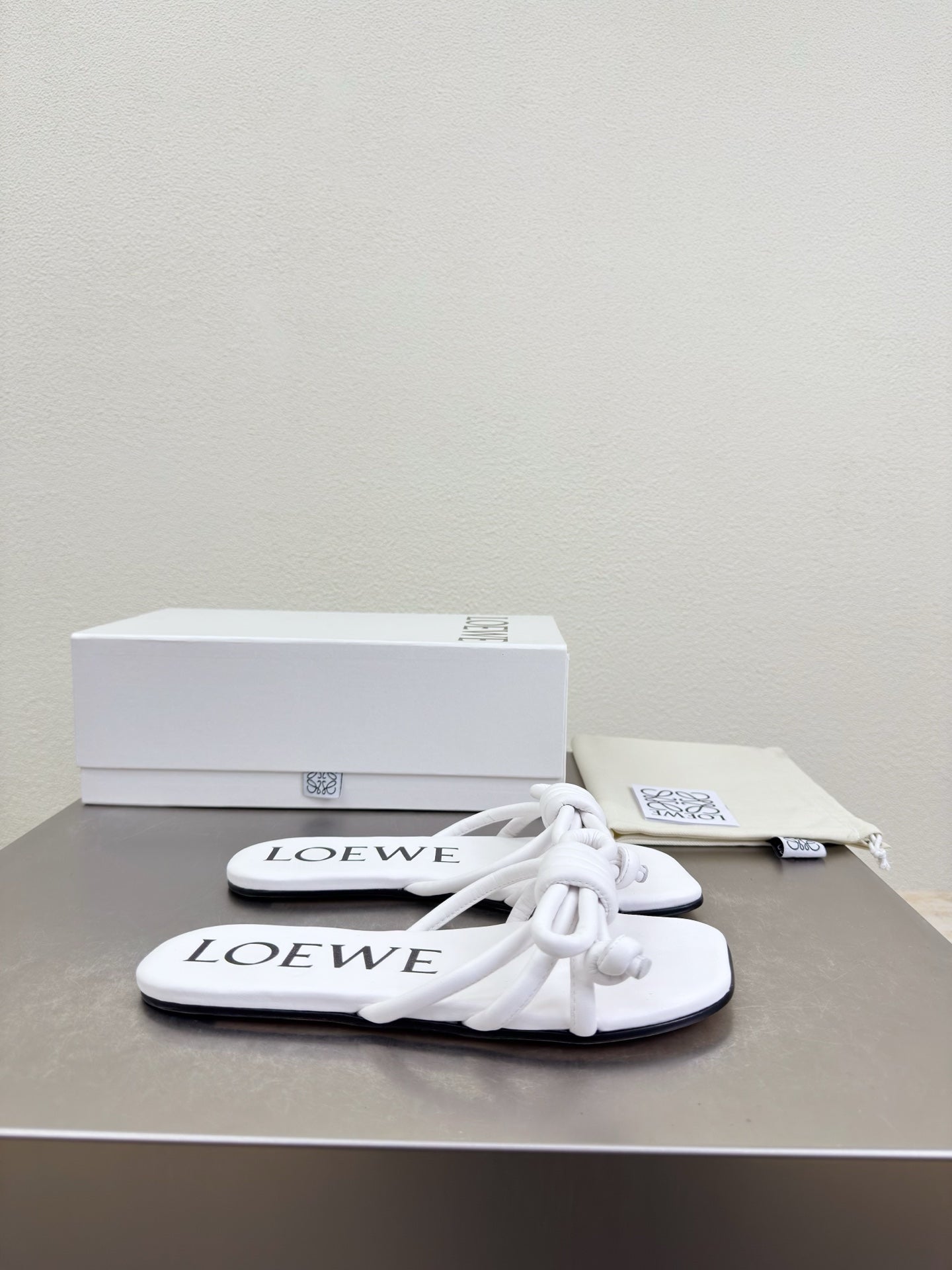 LOEWE 26S FLAMENCO KNOT SANDAL IN WHITE CALFSKIN