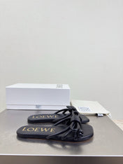 LOEWE 26S FLAMENCO KNOT SANDAL IN BLACK CALFSKIN