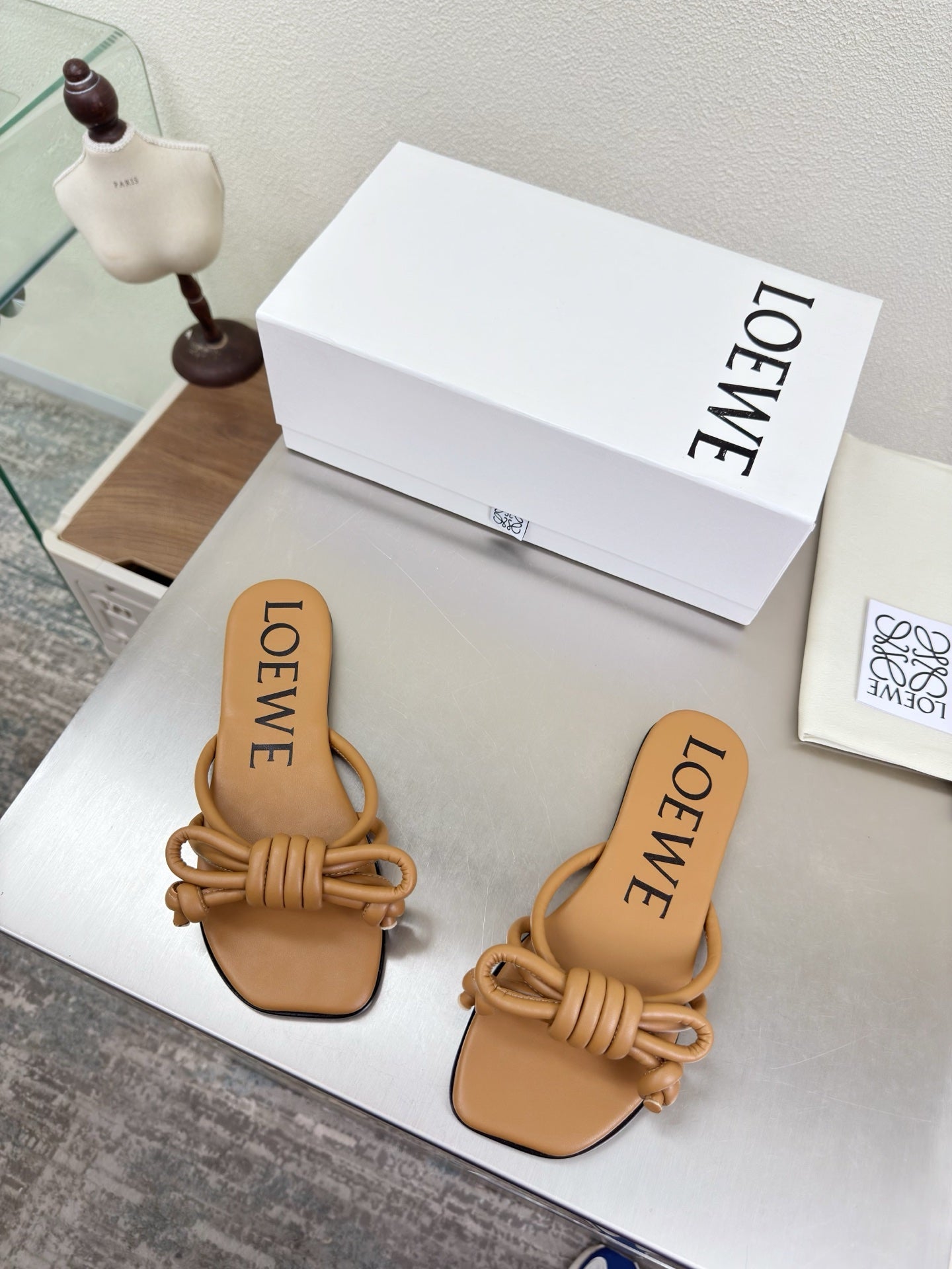 LOEWE 26S FLAMENCO KNOT SANDAL IN CAMEL BROWN CALFSKIN