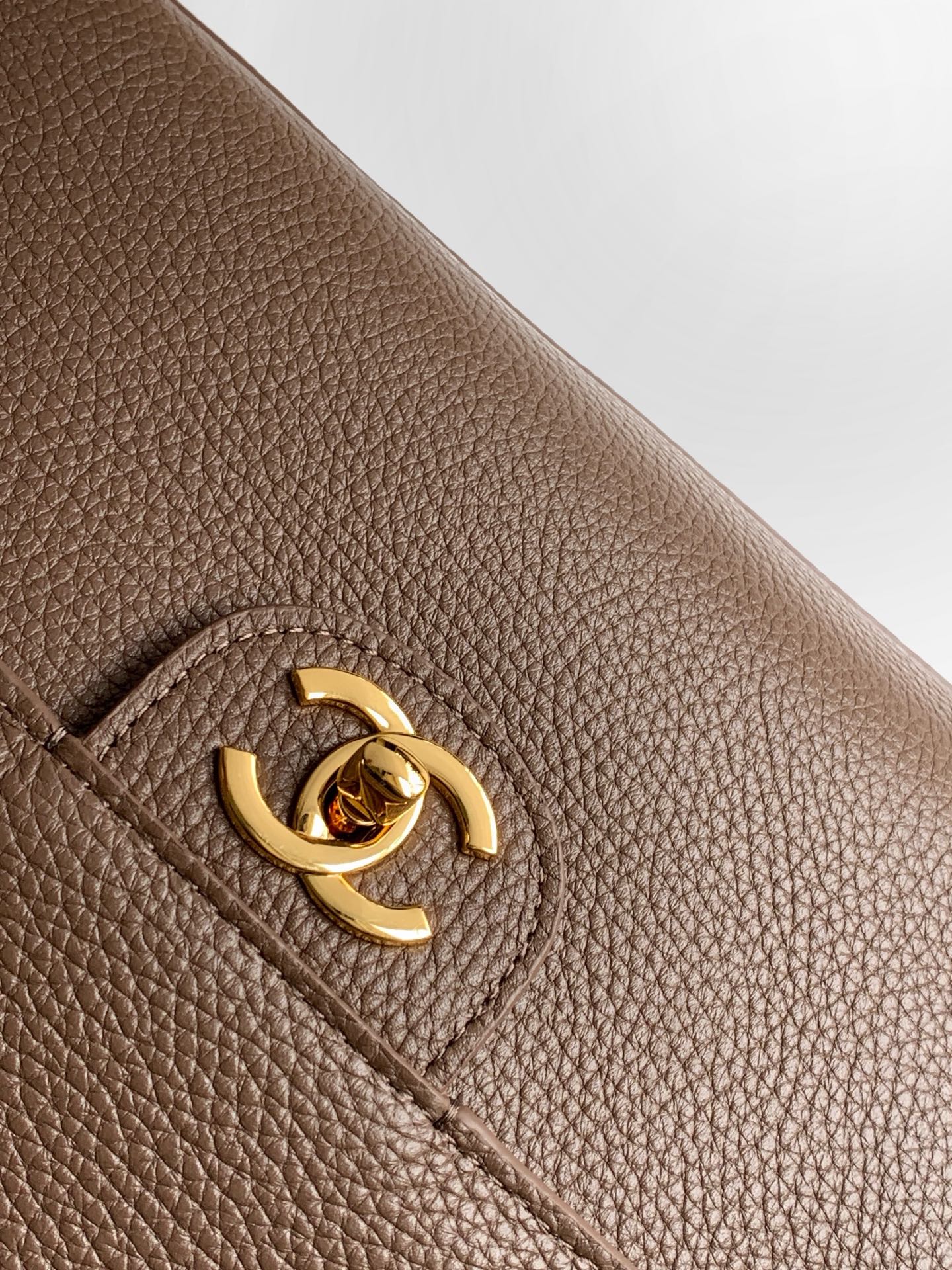 CHANEL 26S SOUPLISSIMO MAXI FLAP 39 IN BROWN GRAINED CALFSKIN GOLD HARDWARE