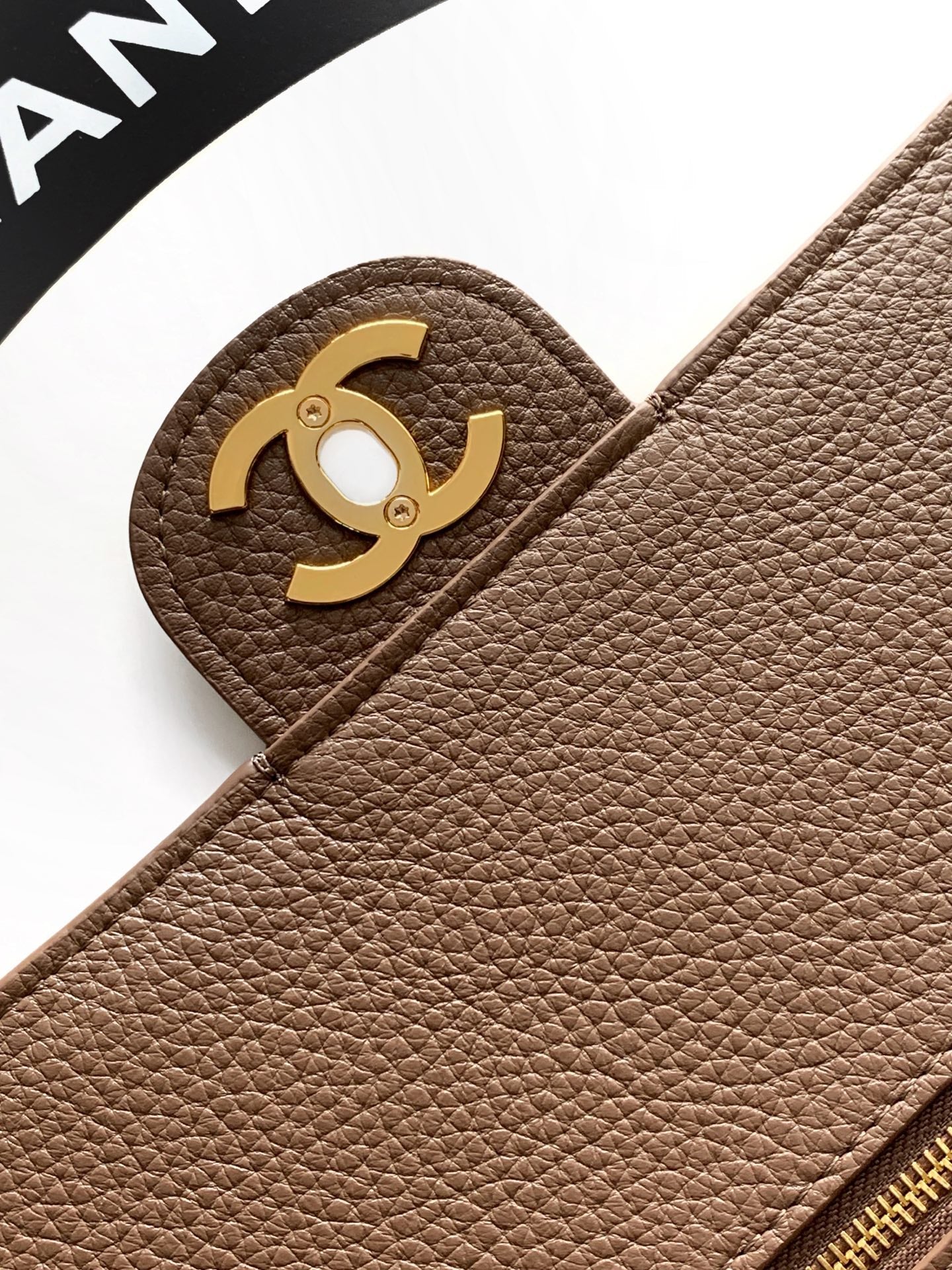 CHANEL 26S SOUPLISSIMO MAXI FLAP 39 IN BROWN GRAINED CALFSKIN GOLD HARDWARE