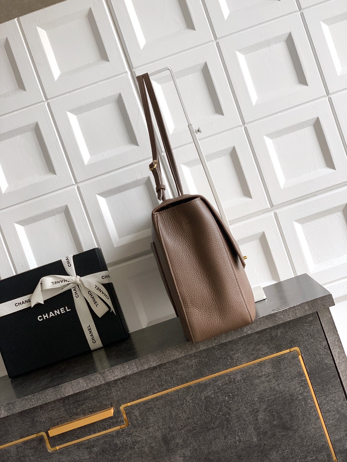 CHANEL 26S SOUPLISSIMO MAXI FLAP 39 IN BROWN GRAINED CALFSKIN GOLD HARDWARE