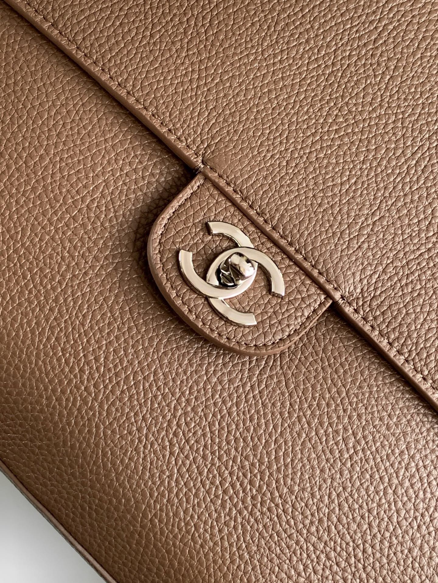 CHANEL 26S SOUPLISSIMO MAXI FLAP 39 IN BROWN GRAINED CALFSKIN SILVER HARDWARE