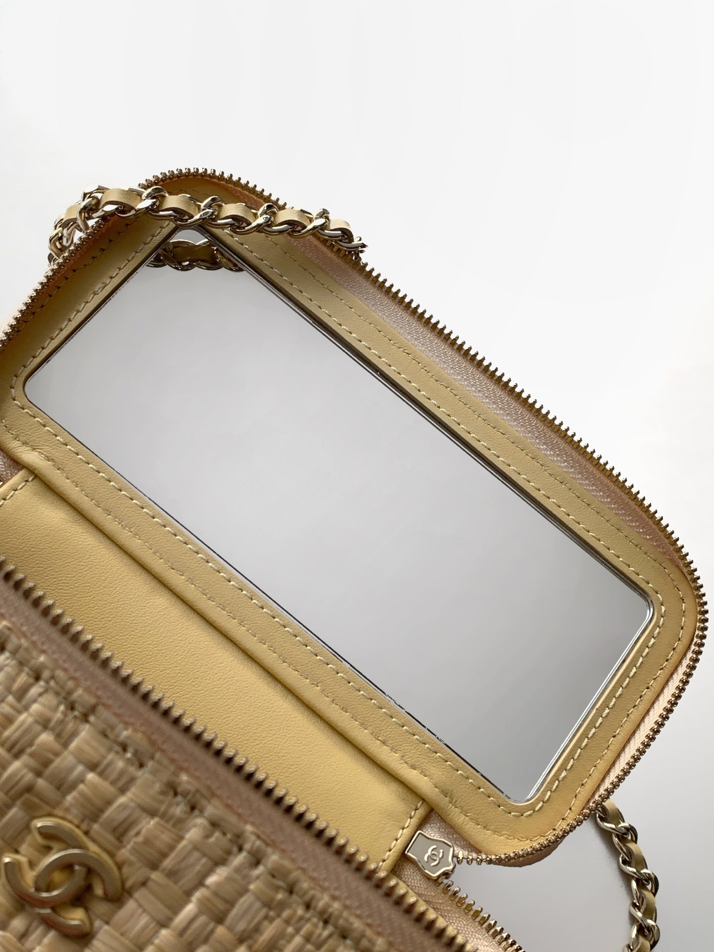 CHANEL 26S VANITY CASE 17 IN BEIGE WOVEN RAFFIA GOLD HARDWARE