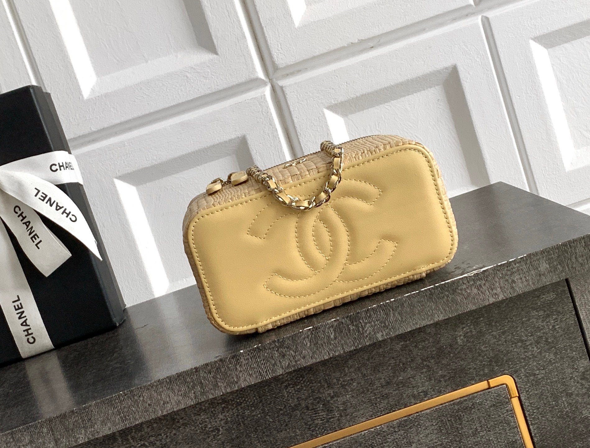 CHANEL 26S VANITY CASE 17 IN BEIGE WOVEN RAFFIA GOLD HARDWARE