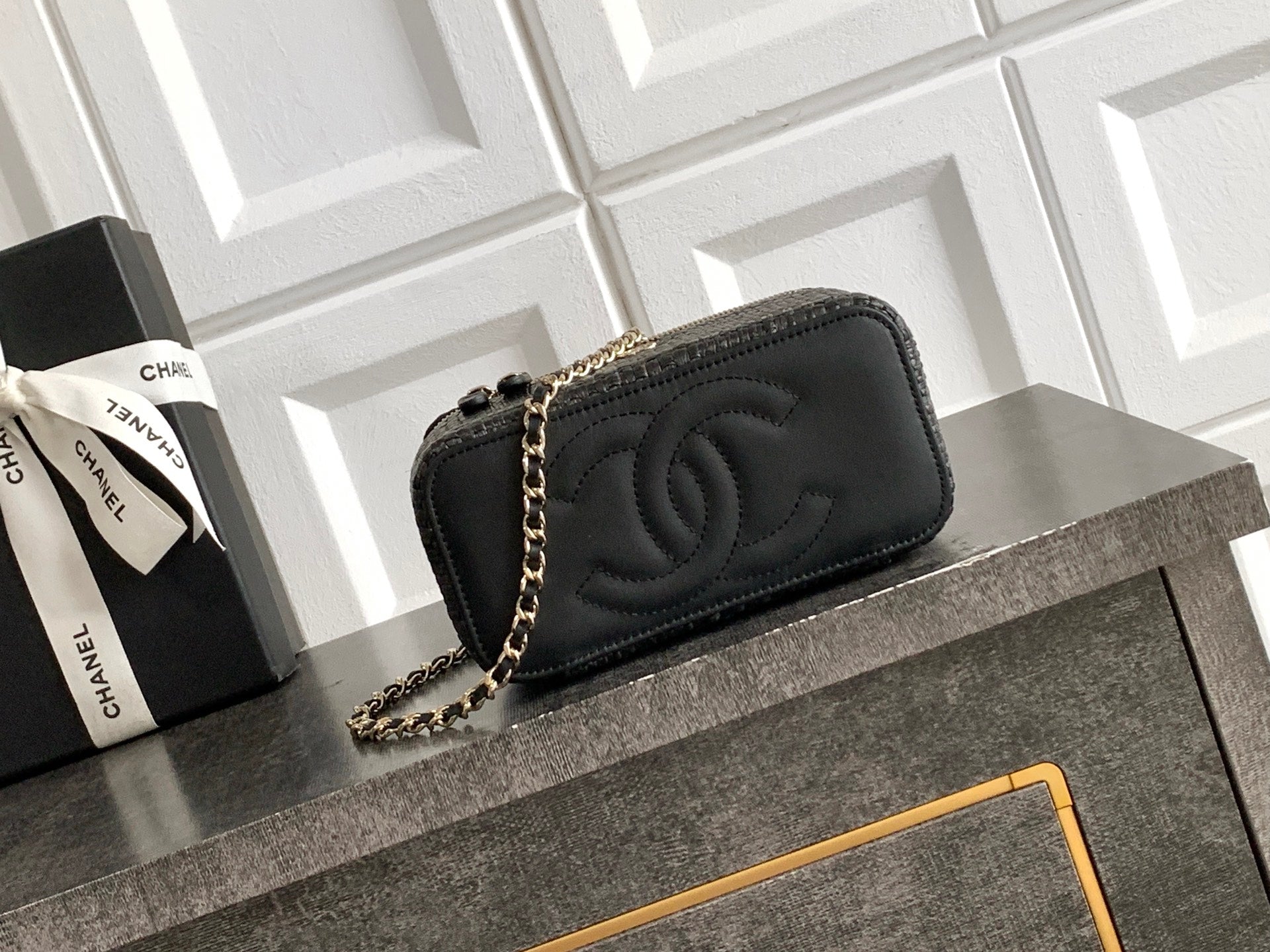 CHANEL 26S VANITY CASE 17 IN BLACK WOVEN RAFFIA GOLD HARDWARE