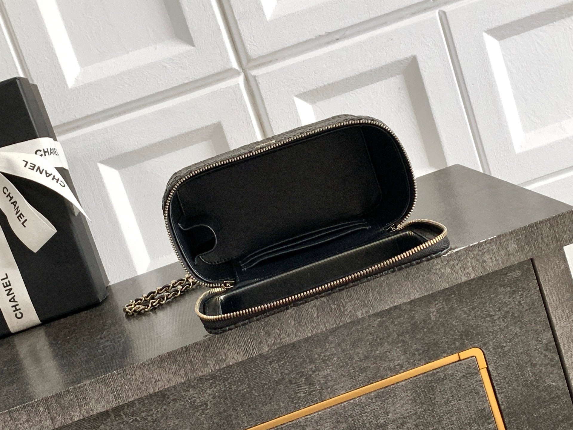 CHANEL 26S VANITY CASE 17 IN BLACK WOVEN RAFFIA GOLD HARDWARE