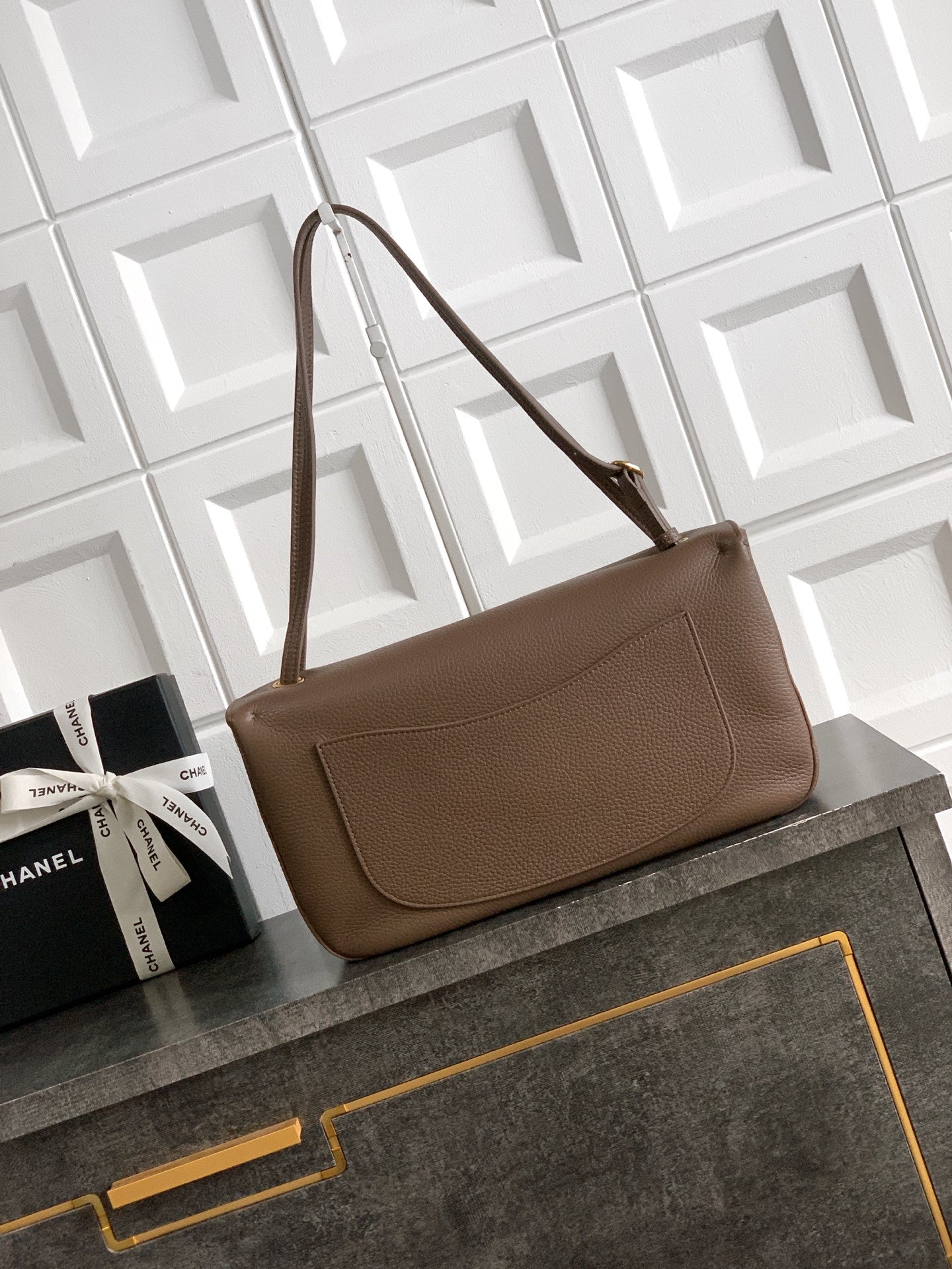 CHANEL 26S SOUPLISSIMO MAXI FLAP MEDIUM 32 IN BROWN GRAINED CALFSKIN GOLD HARDWARE