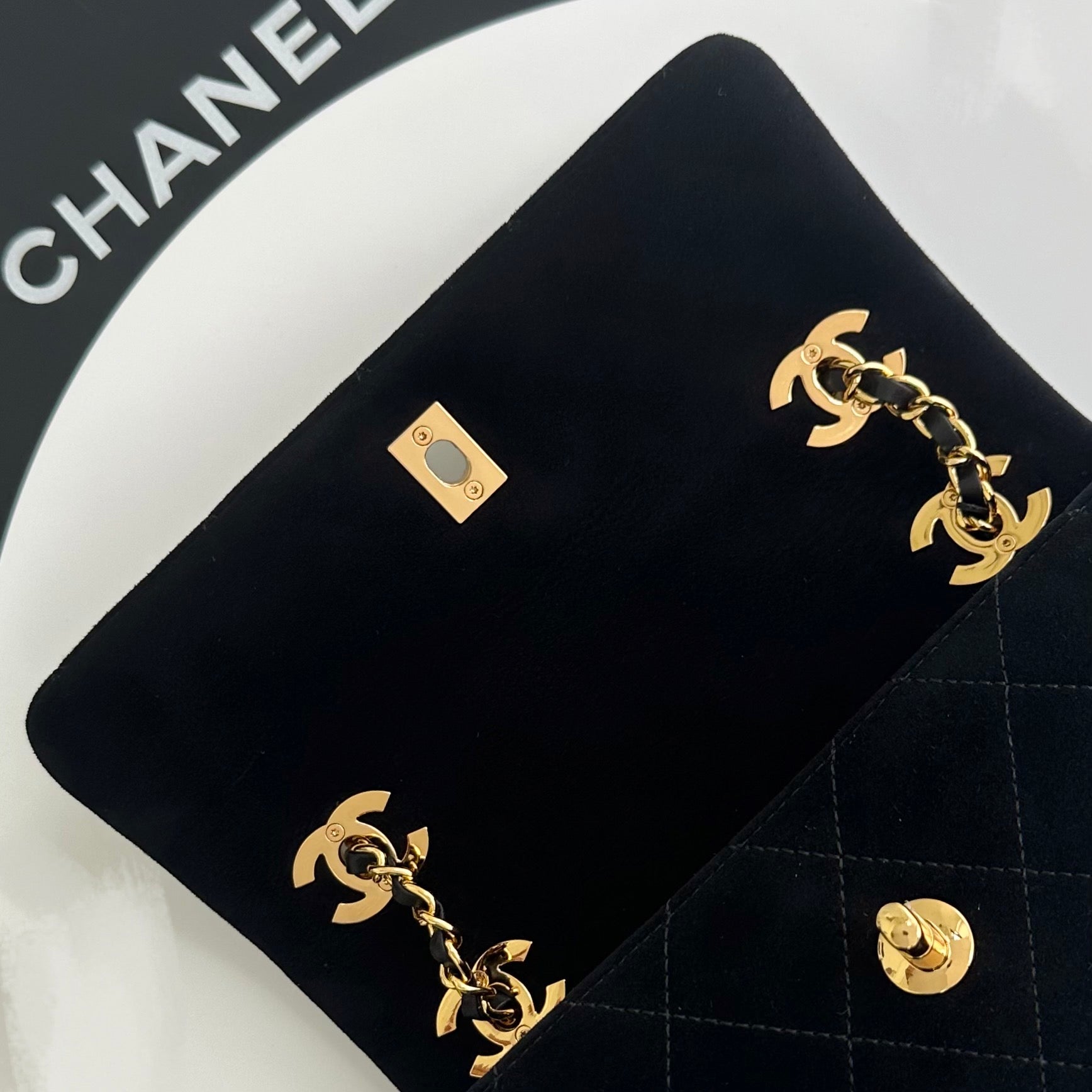 CHANEL 26S CLASSIC FLAP BAG 22 IN BLACK QUILTED SUEDE