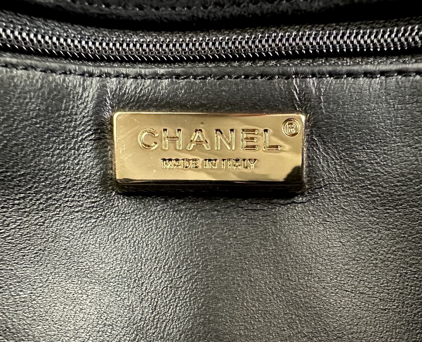 CHANEL 26S CLASSIC FLAP BAG 22 IN BLACK QUILTED SUEDE