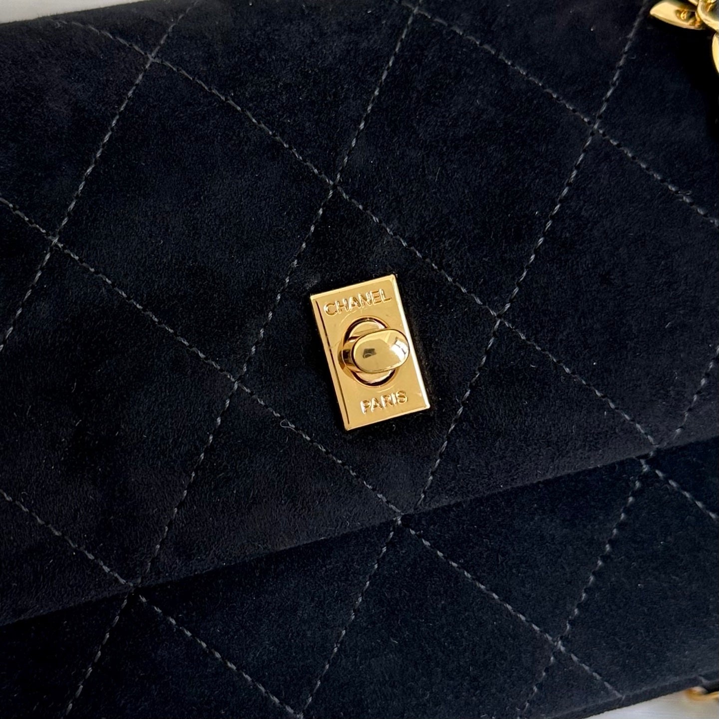 CHANEL 26S CLASSIC FLAP BAG 22 IN BLACK QUILTED SUEDE