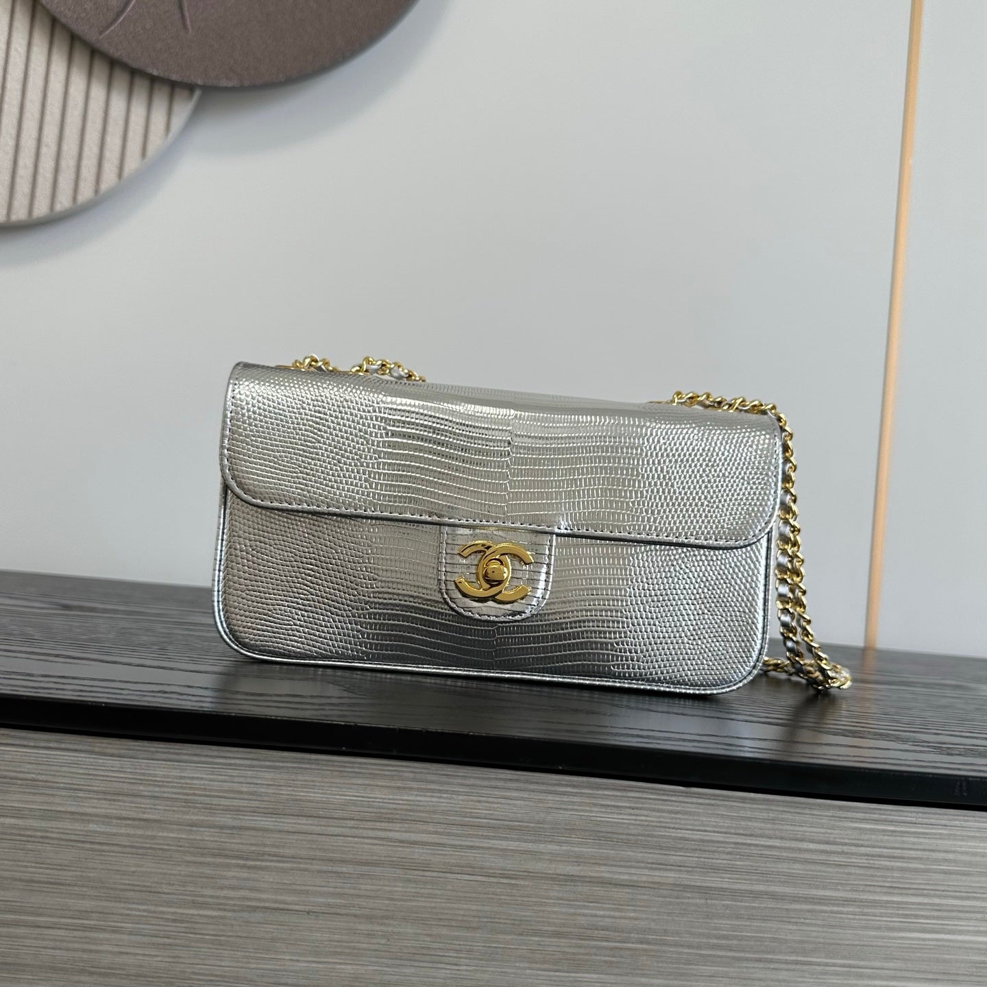 CHANEL 26S FLAP BAG 22 IN METALLIC SILVER LIZARD-EMBOSSED LEATHER