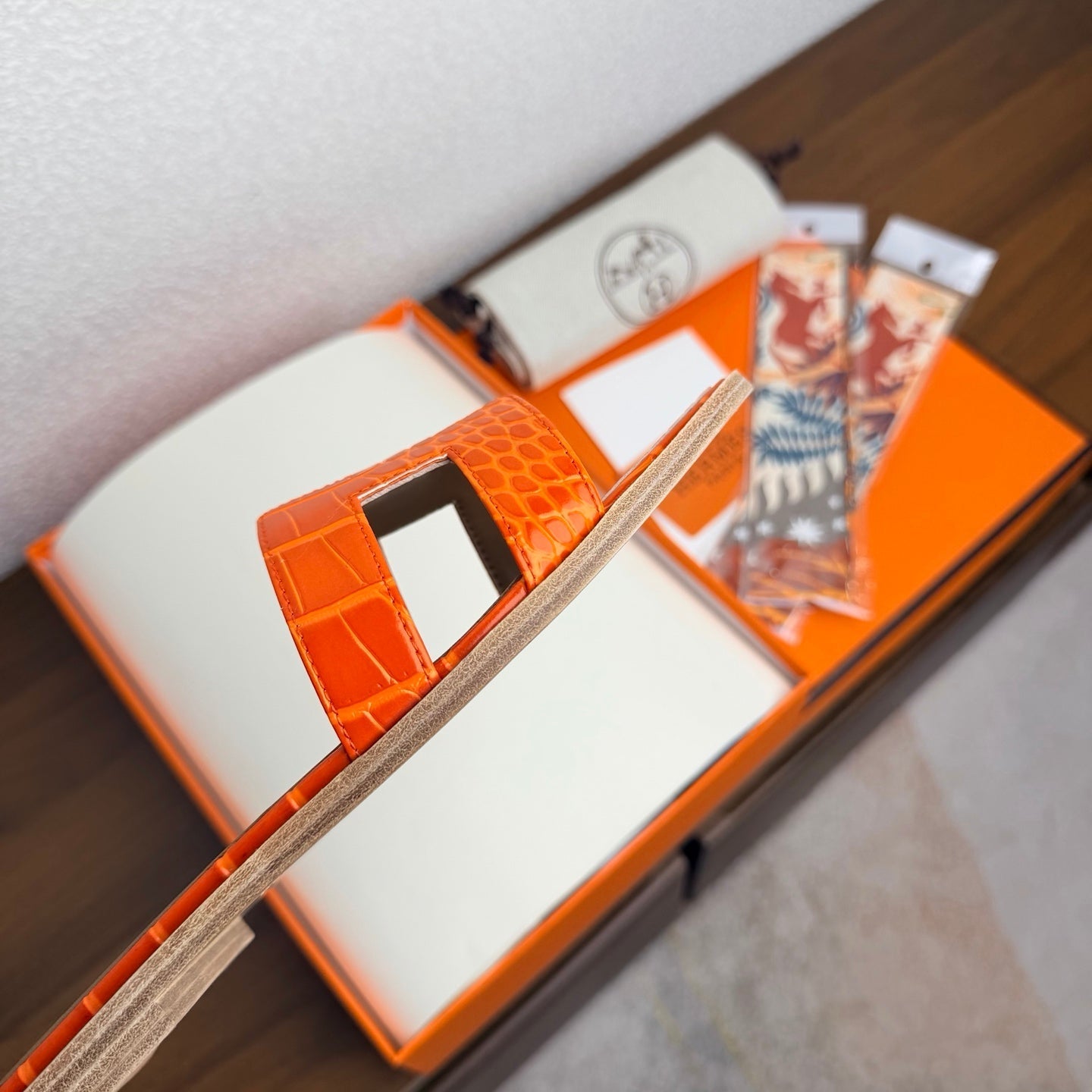 HM 26S ORAN SANDAL IN ORANGE CALFSKIN CROCODILE EMBOSSED