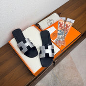 HM 26S ORAN SANDAL IN BLACK AND SILVER CALFSKIN