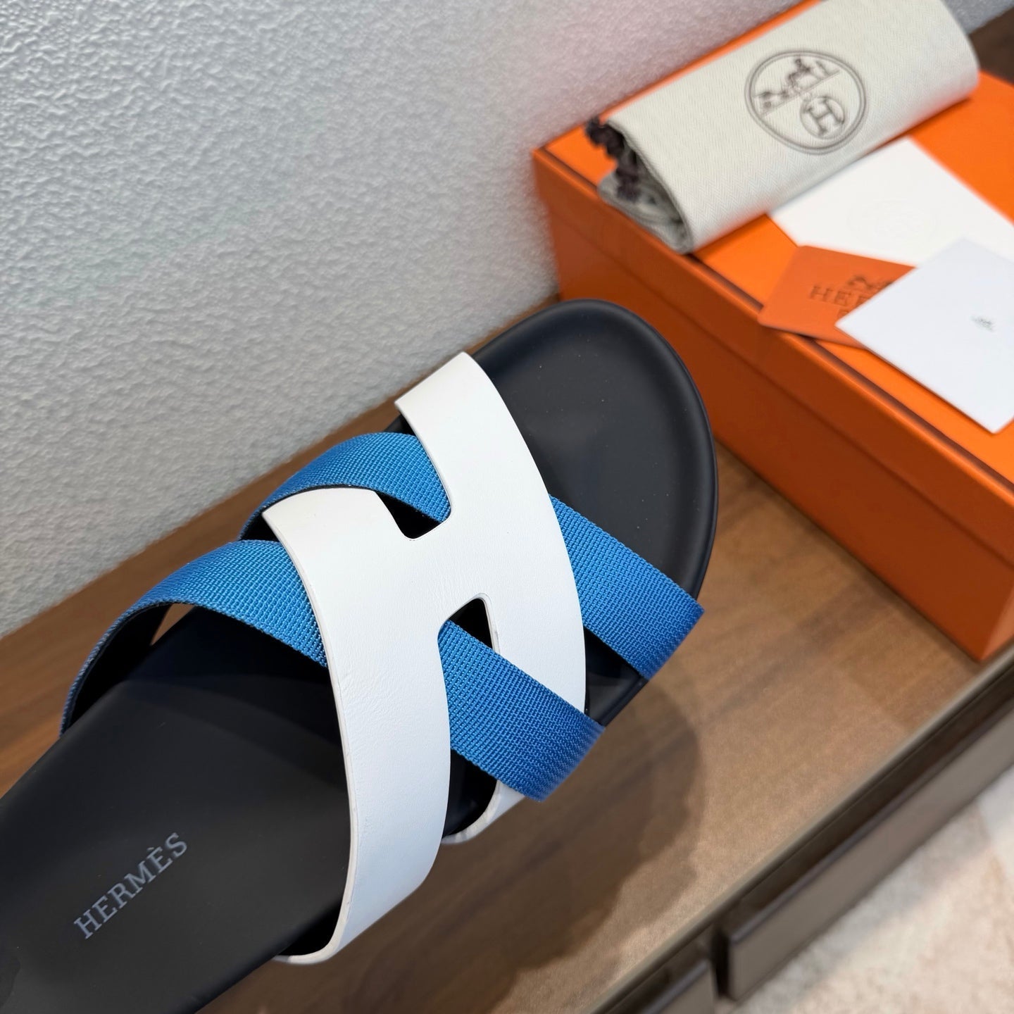 HM 26S KAZIMIR SANDAL IN WHITE CALFSKIN AND BLUE FABRIC