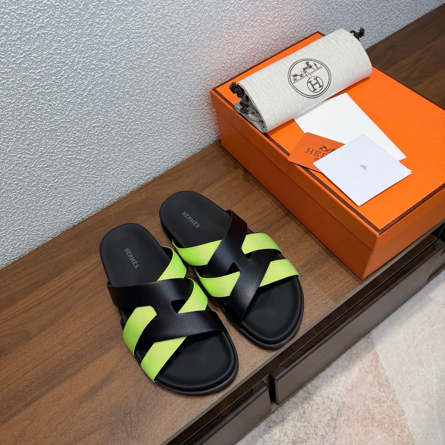 HM 26S KAZIMIR SANDAL IN BLACK CALFSKIN AND LIME GREEN FABRIC