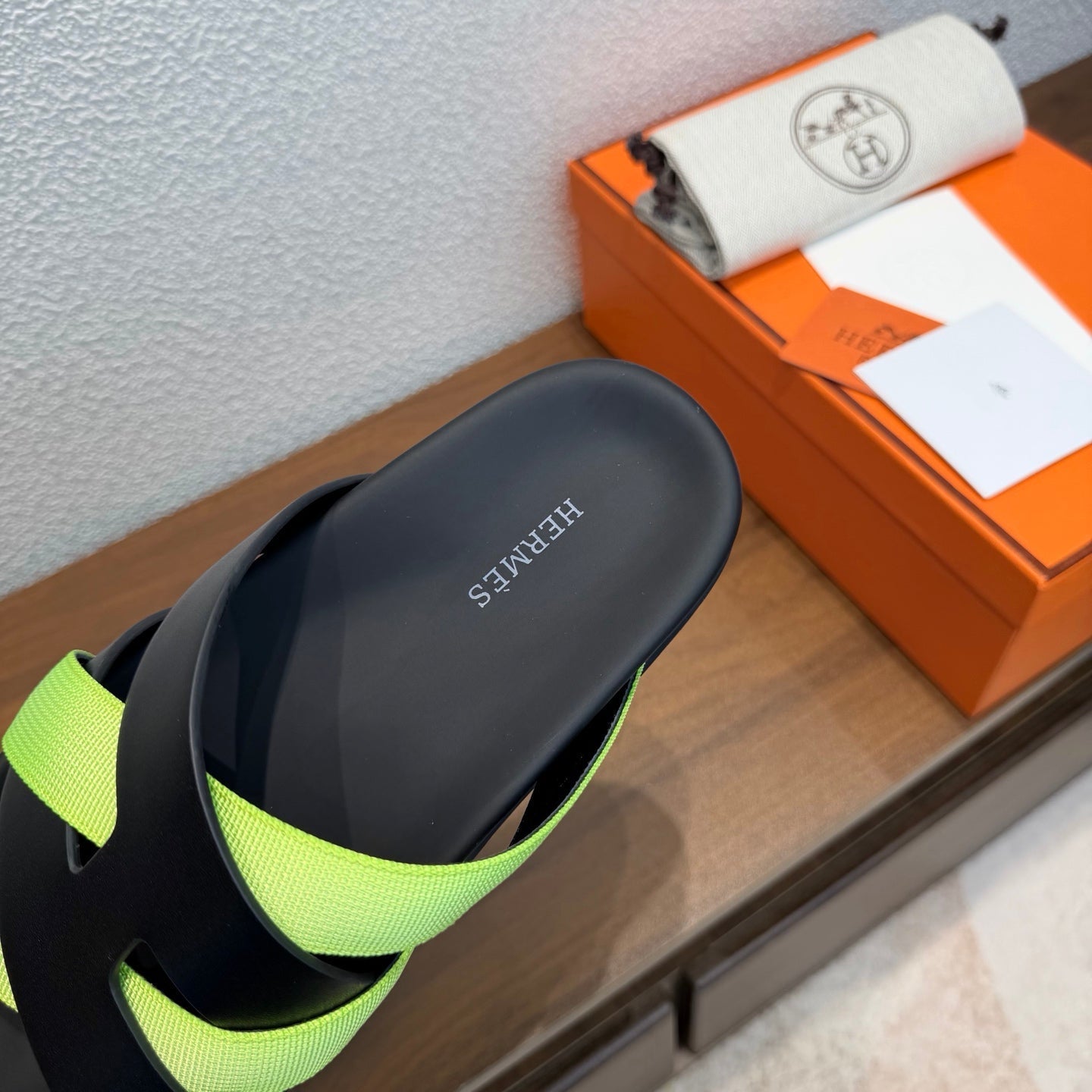 HM 26S KAZIMIR SANDAL IN BLACK CALFSKIN AND LIME GREEN FABRIC