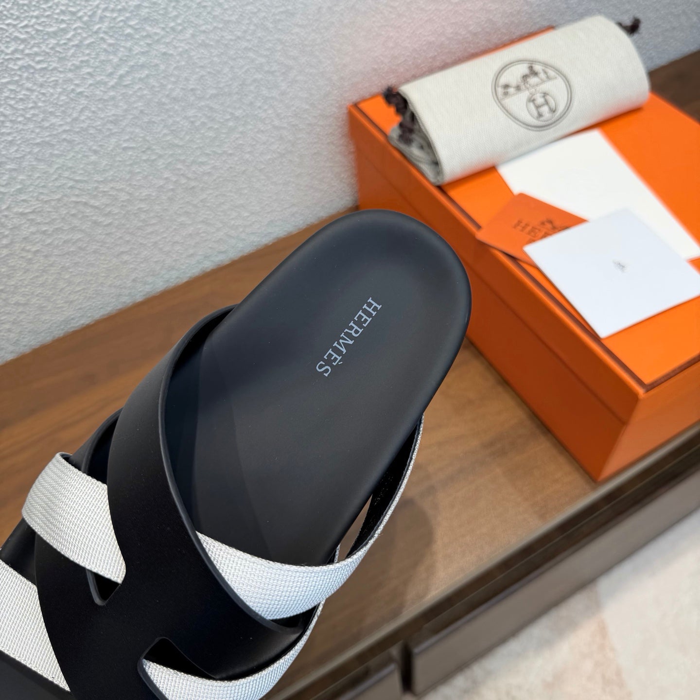 HM 26S KAZIMIR SANDAL IN BLACK CALFSKIN AND WHITE FABRIC