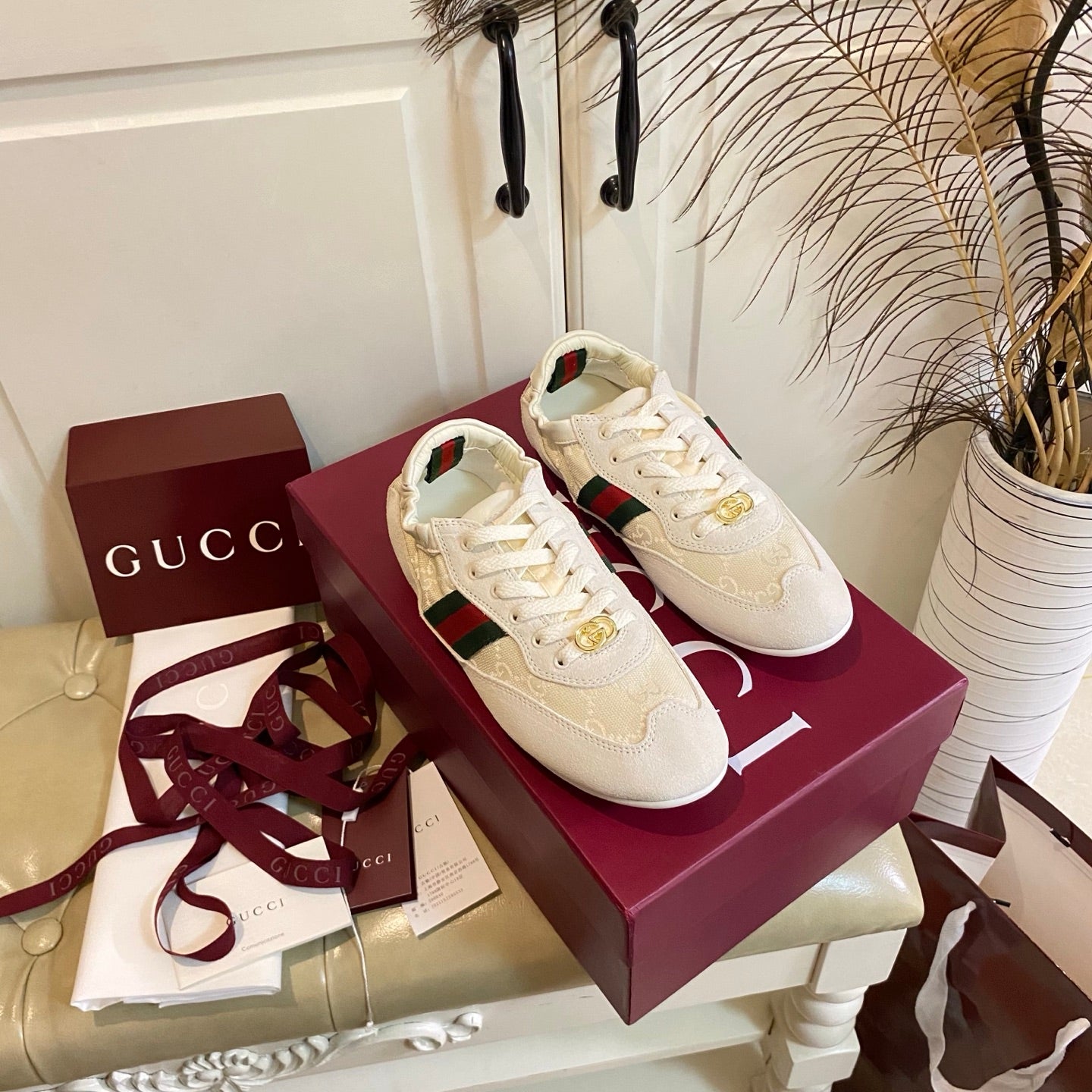 GUCCI 26S SNEAKER IN CREAM WHITE SUEDE AND CANVAS
