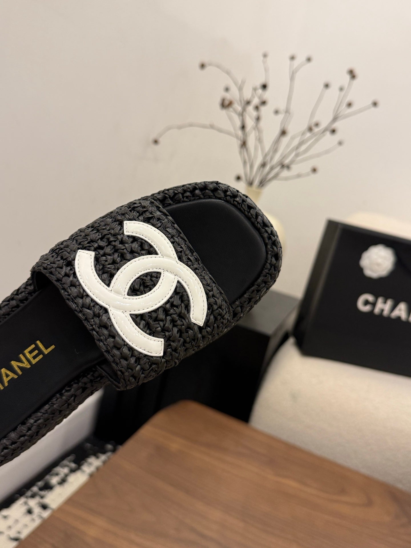CHANEL 26S PLATFORM SLIDES 40 MM IN BLACK WOVEN RAFFIA