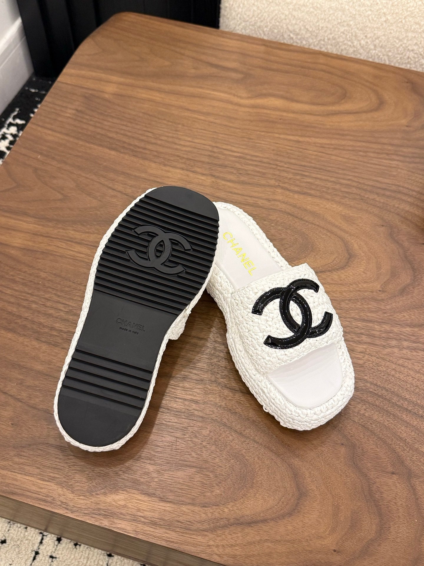CHANEL 26S PLATFORM SLIDES 40 MM IN WHITE WOVEN RAFFIA