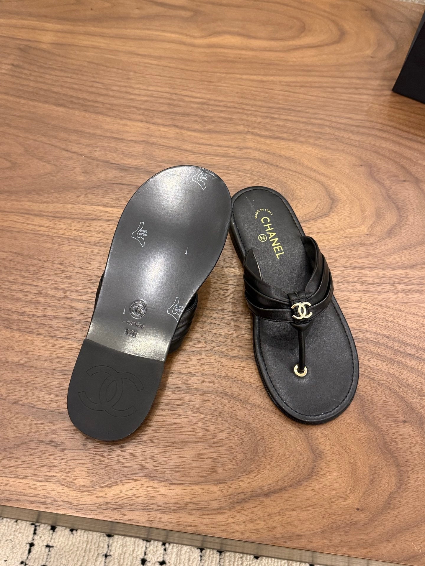CHANEL 26S THONG SANDALS IN BLACK CALFSKIN WITH CC LOGO