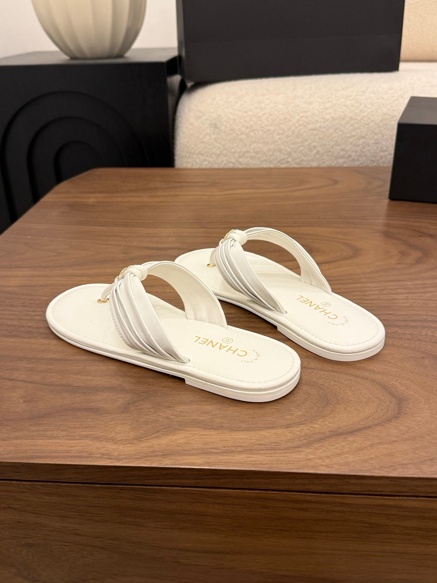 CHANEL 26S THONG SANDALS IN WHITE CALFSKIN WITH CC LOGO