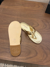 CHANEL 26S THONG SANDALS IN GOLD CALFSKIN WITH CC LOGO
