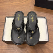 CHANEL 26S THONG SANDALS IN BLACK PATENT CALFSKIN WITH CC LOGO
