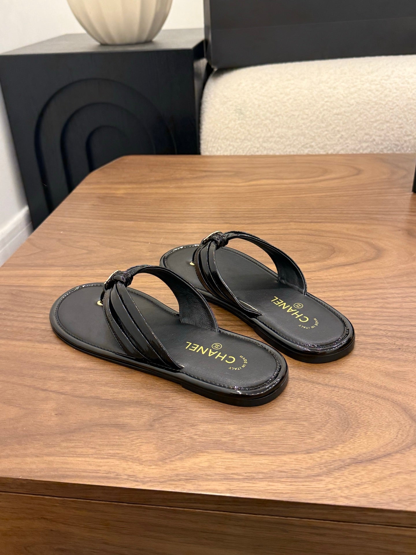 CHANEL 26S THONG SANDALS IN BLACK PATENT CALFSKIN WITH CC LOGO