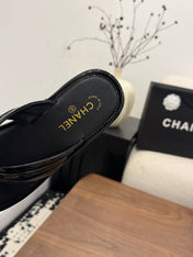 CHANEL 26S THONG SANDALS IN BLACK PATENT CALFSKIN WITH CC LOGO