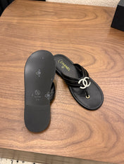 CHANEL 26S THONG SANDALS IN BLACK CALFSKIN WITH RHINESTONE CC LOGO