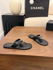 CHANEL 26S THONG SANDALS IN BLACK CALFSKIN WITH RHINESTONE CC LOGO